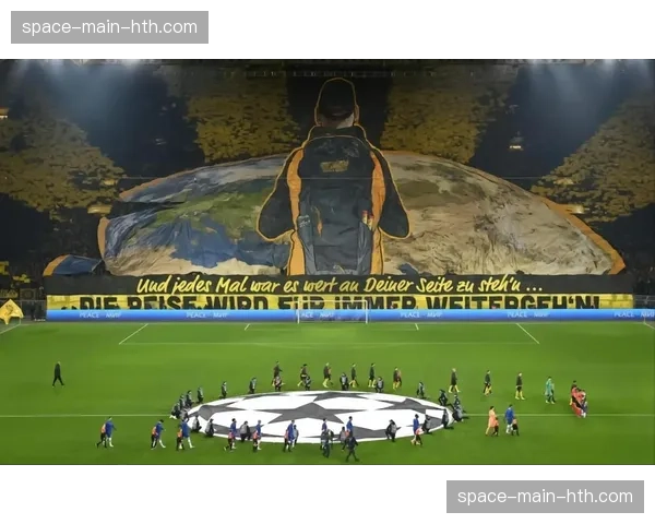 欧冠夜现场：多特蒙德主场球迷Tifo致敬队史传奇