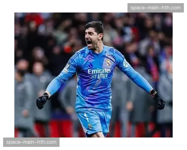 特写镜头:伯纳乌全场球迷起立鼓掌,致敬伤愈复出即进球的库尔图瓦 特写镜头:伯纳乌全场球迷起立鼓掌,致敬伤愈复出即进球的库尔图瓦