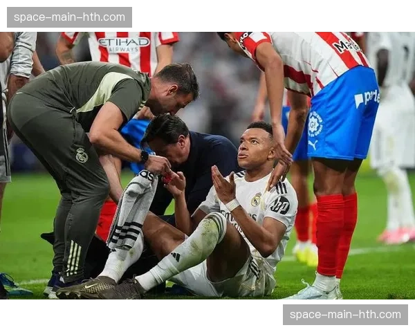 VAR争议再起：西裁委认为姆巴佩被肘击遭漏判引发讨论